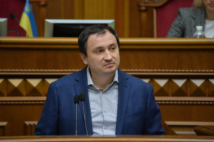 Пленарне засідання Верховної Ради України.

Голова Верховної Ради України Дмитро Разумков відкрив ранкове пленарне засідання.
Головуючий надав слово Першому заступнику Голови Верховної Ради України Руслану Стефанчуку, який нагадав, що в ці дні відзначається чергова річниця з дня подій Революції Гідності.
Народні депутати хвилиною мовчання вшанували пам’ять усіх загиблих героїв Революції Гідності та всіх українців, які загинули за Україну, захищаючи її незалежність та суверенітет.
Народні депутати продовжують розглядати правок до законопроекту про внесення змін до деяких законодавчих актів України щодо обігу земель сільськогосподарського призначення №2178-10.

Голова Комітету Верховної Ради України з питань аграрної та земельної політики Микола Сольський 