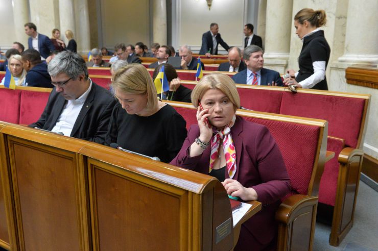 Пленарне засідання Верховної Ради України.

Голова Верховної Ради України Дмитро Разумков відкрив ранкове пленарне засідання.
Головуючий надав слово Першому заступнику Голови Верховної Ради України Руслану Стефанчуку, який нагадав, що в ці дні відзначається чергова річниця з дня подій Революції Гідності.
Народні депутати хвилиною мовчання вшанували пам’ять усіх загиблих героїв Революції Гідності та всіх українців, які загинули за Україну, захищаючи її незалежність та суверенітет.
Народні депутати продовжують розглядати правок до законопроекту про внесення змін до деяких законодавчих актів України щодо обігу земель сільськогосподарського призначення №2178-10.
Ірина Геращенко

