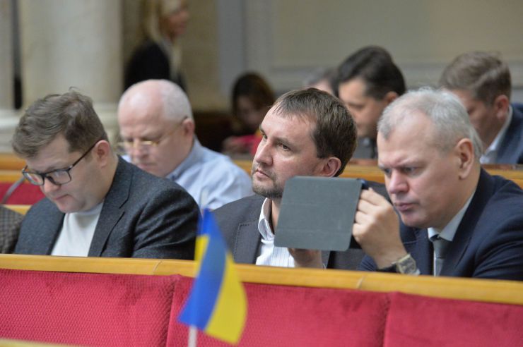 Пленарне засідання Верховної Ради України.

Голова Верховної Ради України Дмитро Разумков відкрив ранкове пленарне засідання.
Головуючий надав слово Першому заступнику Голови Верховної Ради України Руслану Стефанчуку, який нагадав, що в ці дні відзначається чергова річниця з дня подій Революції Гідності.
Народні депутати хвилиною мовчання вшанували пам’ять усіх загиблих героїв Революції Гідності та всіх українців, які загинули за Україну, захищаючи її незалежність та суверенітет.
Народні депутати продовжують розглядати правок до законопроекту про внесення змін до деяких законодавчих актів України щодо обігу земель сільськогосподарського призначення №2178-10.
Ар'єв Володимир, В'ятрович Володимир
