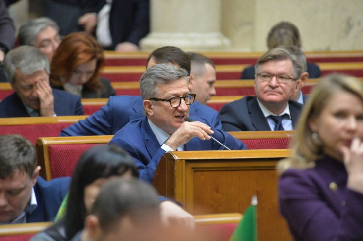 Пленарне засідання Верховної Ради України.

Голова Верховної Ради України Дмитро Разумков відкрив ранкове пленарне засідання.
Головуючий надав слово Першому заступнику Голови Верховної Ради України Руслану Стефанчуку, який нагадав, що в ці дні відзначається чергова річниця з дня подій Революції Гідності.
Народні депутати хвилиною мовчання вшанували пам’ять усіх загиблих героїв Революції Гідності та всіх українців, які загинули за Україну, захищаючи її незалежність та суверенітет.
Народні депутати продовжують розглядати правок до законопроекту про внесення змін до деяких законодавчих актів України щодо обігу земель сільськогосподарського призначення №2178-10.
Сергій Тарута- Батьківщина
