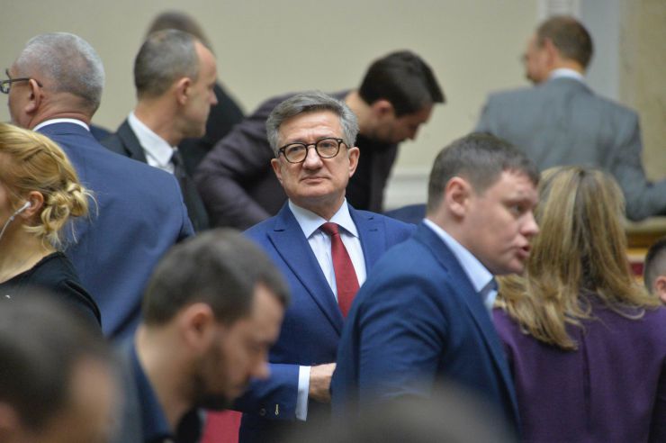 Пленарне засідання Верховної Ради України.

Голова Верховної Ради України Дмитро Разумков відкрив ранкове пленарне засідання.
Головуючий надав слово Першому заступнику Голови Верховної Ради України Руслану Стефанчуку, який нагадав, що в ці дні відзначається чергова річниця з дня подій Революції Гідності.
Народні депутати хвилиною мовчання вшанували пам’ять усіх загиблих героїв Революції Гідності та всіх українців, які загинули за Україну, захищаючи її незалежність та суверенітет.
Народні депутати продовжують розглядати правок до законопроекту про внесення змін до деяких законодавчих актів України щодо обігу земель сільськогосподарського призначення №2178-10.
Сергій Тарута- Батьківщина
