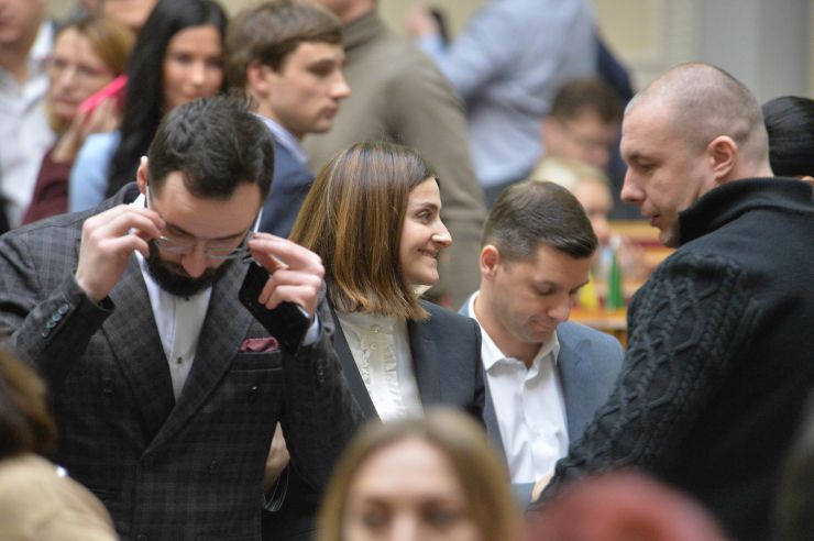 Пленарне засідання Верховної Ради України.

Голова Верховної Ради України Дмитро Разумков відкрив ранкове пленарне засідання.
Головуючий надав слово Першому заступнику Голови Верховної Ради України Руслану Стефанчуку, який нагадав, що в ці дні відзначається чергова річниця з дня подій Революції Гідності.
Народні депутати хвилиною мовчання вшанували пам’ять усіх загиблих героїв Революції Гідності та всіх українців, які загинули за Україну, захищаючи її незалежність та суверенітет.
Народні депутати продовжують розглядати правок до законопроекту про внесення змін до деяких законодавчих актів України щодо обігу земель сільськогосподарського призначення №2178-10.
В центрі Ольга Василевська-Смаглюк – СН

