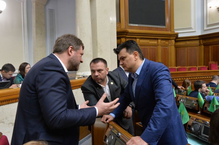 Пленарне засідання Верховної Ради України.

Під час виступів на пропозицію Заступника Голови Верховної Ради України Олени Кондратюк народні депутати хвилиною мовчання вшанували пам’ять Героїв Небесної Сотні та Революції Гідності.

Народні депутати продовжують розглядати правки до законопроекту про внесення змін до деяких законодавчих актів України щодо обігу земель сільськогосподарського призначення №2178-10.
Олександр Корнієнко, Максим Ткаченко, Руслан Горбенко – всі СН
