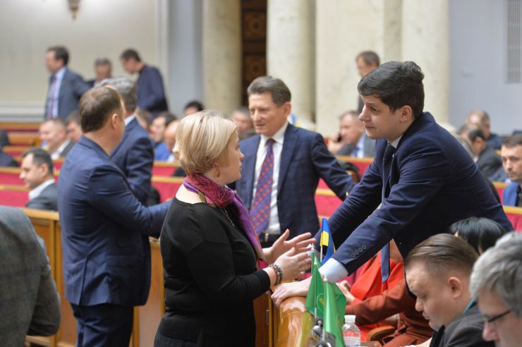 Пленарне засідання Верховної Ради України.

Під час виступів на пропозицію Заступника Голови Верховної Ради України Олени Кондратюк народні депутати хвилиною мовчання вшанували пам’ять Героїв Небесної Сотні та Революції Гідності.

Народні депутати продовжують розглядати правки до законопроекту про внесення змін до деяких законодавчих актів України щодо обігу земель сільськогосподарського призначення №2178-10.
Ірина Геращенко -ЄС, Роман Грищук -СН
