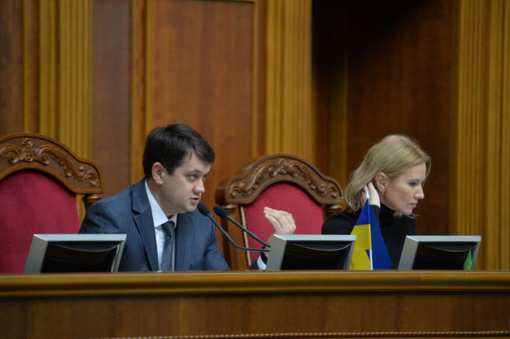 Пленарне засідання Верховної Ради України.

Під час виступів на пропозицію Заступника Голови Верховної Ради України Олени Кондратюк народні депутати хвилиною мовчання вшанували пам’ять Героїв Небесної Сотні та Революції Гідності.

Народні депутати продовжують розглядати правки до законопроекту про внесення змін до деяких законодавчих актів України щодо обігу земель сільськогосподарського призначення №2178-10.
Дмитро Разумков -Голова ВР, Олена Кондратюк -заст Голови ВР
