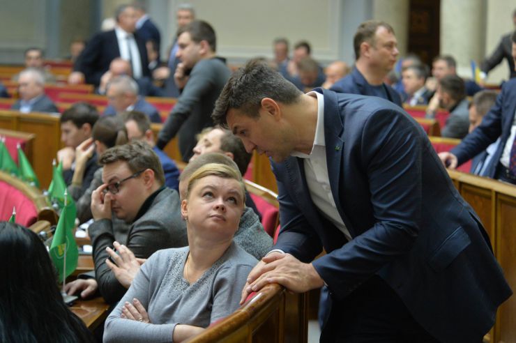 Пленарне засідання Верховної Ради України.

Під час виступів на пропозицію Заступника Голови Верховної Ради України Олени Кондратюк народні депутати хвилиною мовчання вшанували пам’ять Героїв Небесної Сотні та Революції Гідності.

Народні депутати продовжують розглядати правки до законопроекту про внесення змін до деяких законодавчих актів України щодо обігу земель сільськогосподарського призначення №2178-10.
Ганна Лічман , Микола Тищенко – обоє СН
