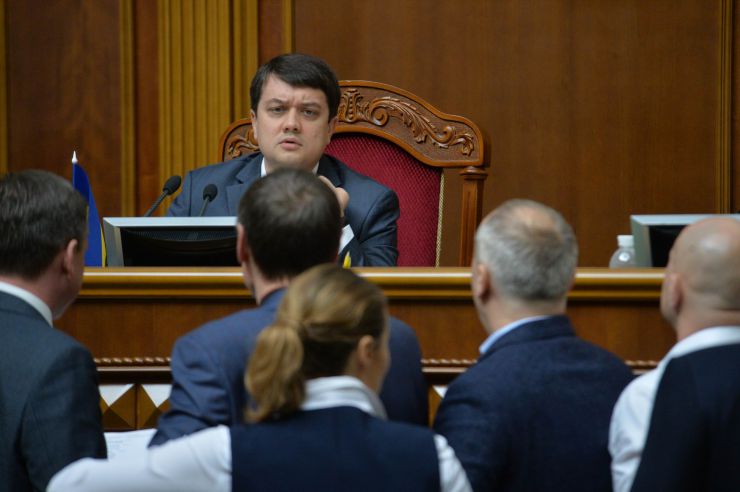 Пленарне засідання Верховної Ради України.

Під час виступів на пропозицію Заступника Голови Верховної Ради України Олени Кондратюк народні депутати хвилиною мовчання вшанували пам’ять Героїв Небесної Сотні та Революції Гідності.

Народні депутати продовжують розглядати правки до законопроекту про внесення змін до деяких законодавчих актів України щодо обігу земель сільськогосподарського призначення №2178-10.
Голова ВР Дмитро Разумков
