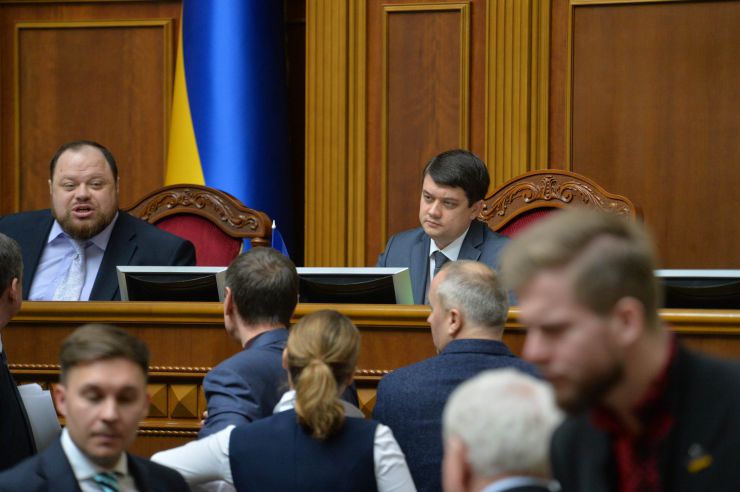 Пленарне засідання Верховної Ради України.

Під час виступів на пропозицію Заступника Голови Верховної Ради України Олени Кондратюк народні депутати хвилиною мовчання вшанували пам’ять Героїв Небесної Сотні та Революції Гідності.

Народні депутати продовжують розглядати правки до законопроекту про внесення змін до деяких законодавчих актів України щодо обігу земель сільськогосподарського призначення №2178-10.
1 заст. Голови ВР Руслан Стефанчук, Голова ВР Дмитро Разумков
