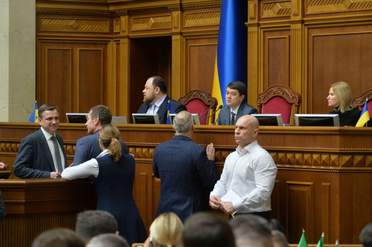 Пленарне засідання Верховної Ради України.

Під час виступів на пропозицію Заступника Голови Верховної Ради України Олени Кондратюк народні депутати хвилиною мовчання вшанували пам’ять Героїв Небесної Сотні та Революції Гідності.

Народні депутати продовжують розглядати правки до законопроекту про внесення змін до деяких законодавчих актів України щодо обігу земель сільськогосподарського призначення №2178-10.
1 заст. Голови ВР Руслан Стефанчук, Голова ВР Дмитро Разумков, заст. Голови ВР Олена Кондратюк
