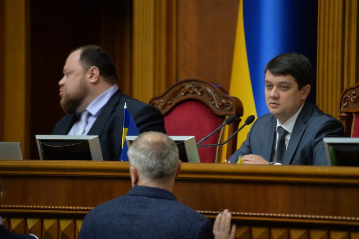 Пленарне засідання Верховної Ради України.

Під час виступів на пропозицію Заступника Голови Верховної Ради України Олени Кондратюк народні депутати хвилиною мовчання вшанували пам’ять Героїв Небесної Сотні та Революції Гідності.

Народні депутати продовжують розглядати правки до законопроекту про внесення змін до деяких законодавчих актів України щодо обігу земель сільськогосподарського призначення №2178-10.
1 заст. Голови ВР Руслан Стефанчук, Голова ВР Дмитро Разумков
