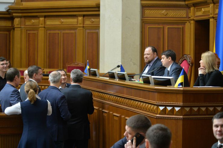 Пленарне засідання Верховної Ради України.

Під час виступів на пропозицію Заступника Голови Верховної Ради України Олени Кондратюк народні депутати хвилиною мовчання вшанували пам’ять Героїв Небесної Сотні та Революції Гідності.

Народні депутати продовжують розглядати правки до законопроекту про внесення змін до деяких законодавчих актів України щодо обігу земель сільськогосподарського призначення №2178-10.
1 заст. Голови ВР Руслан Стефанчук, Голова ВР Дмитро Разумков, заст. Голови ВР Олена Кондратюк
