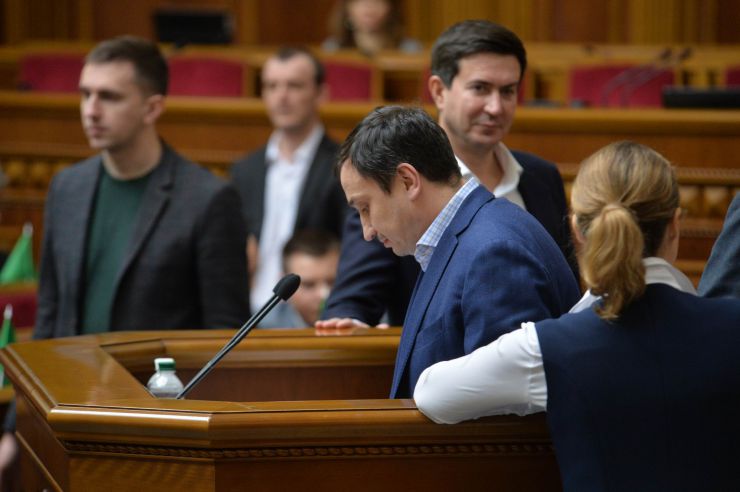Пленарне засідання Верховної Ради України.

Під час виступів на пропозицію Заступника Голови Верховної Ради України Олени Кондратюк народні депутати хвилиною мовчання вшанували пам’ять Героїв Небесної Сотні та Революції Гідності.

Народні депутати продовжують розглядати правки до законопроекту про внесення змін до деяких законодавчих актів України щодо обігу земель сільськогосподарського призначення №2178-10.

Микола Сольський – СН - Голова Комітету Верховної Ради України з питань аграрної та земельної політики
