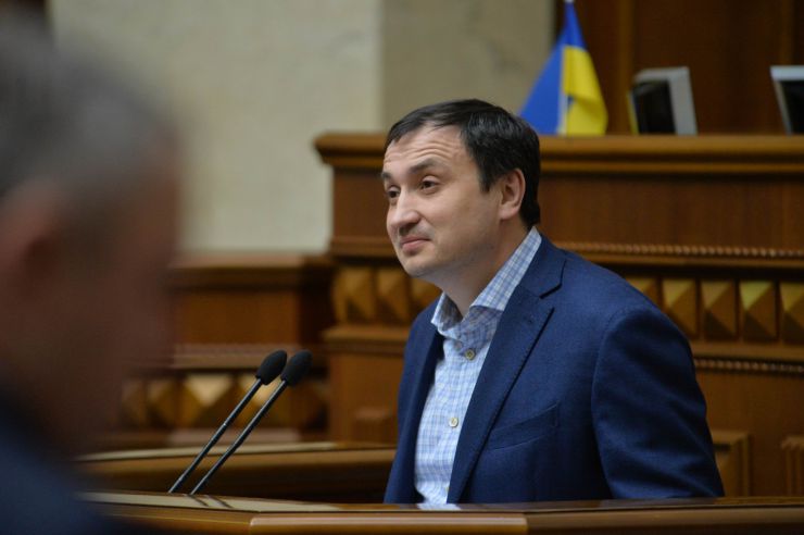 Пленарне засідання Верховної Ради України.

Під час виступів на пропозицію Заступника Голови Верховної Ради України Олени Кондратюк народні депутати хвилиною мовчання вшанували пам’ять Героїв Небесної Сотні та Революції Гідності.

Народні депутати продовжують розглядати правки до законопроекту про внесення змін до деяких законодавчих актів України щодо обігу земель сільськогосподарського призначення №2178-10.

Микола Сольський – СН - Голова Комітету Верховної Ради України з питань аграрної та земельної політики
