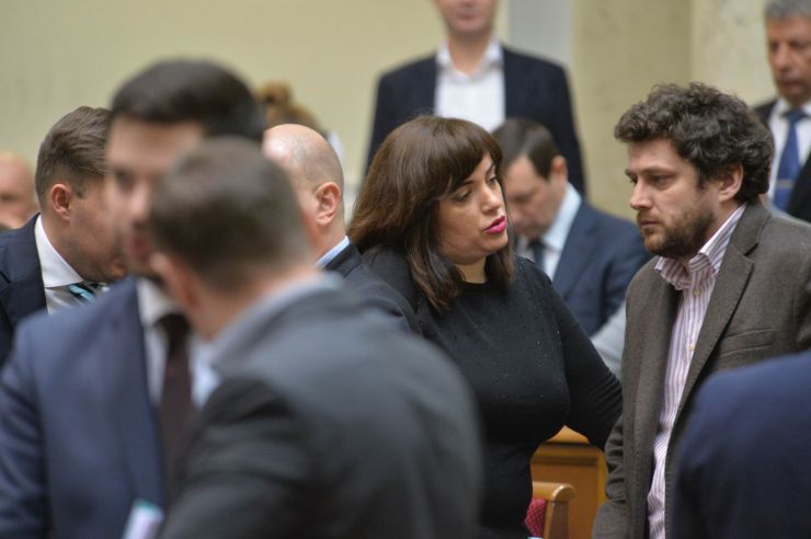 Пленарне засідання Верховної Ради України.

Під час виступів на пропозицію Заступника Голови Верховної Ради України Олени Кондратюк народні депутати хвилиною мовчання вшанували пам’ять Героїв Небесної Сотні та Революції Гідності.

Народні депутати продовжують розглядати правки до законопроекту про внесення змін до деяких законодавчих актів України щодо обігу земель сільськогосподарського призначення №2178-10.
Леся Забуранна СН, Віталій Безгін-СН
