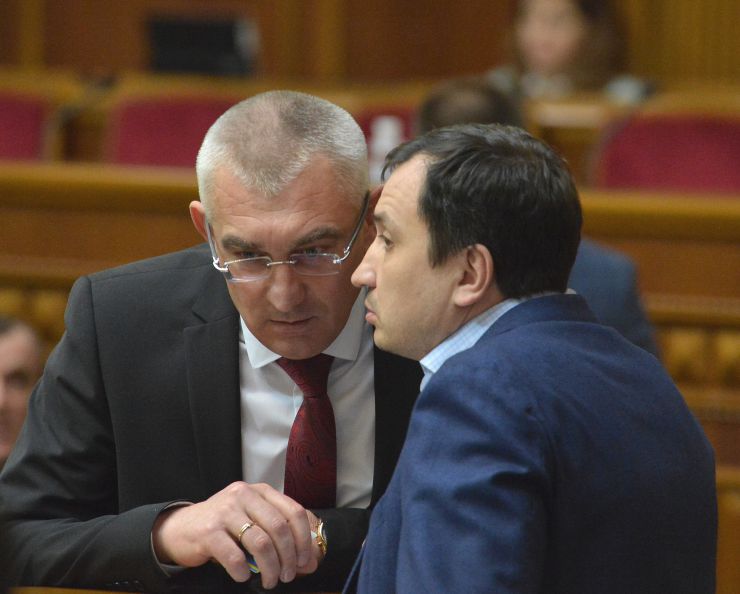 Пленарне засідання Верховної Ради України.

Народні депутати продовжують розглядати правок до законопроекту про внесення змін до деяких законодавчих актів України щодо обігу земель сільськогосподарського призначення №2178-10.
Іван Чайківський ЗА Микола Сольський СН
