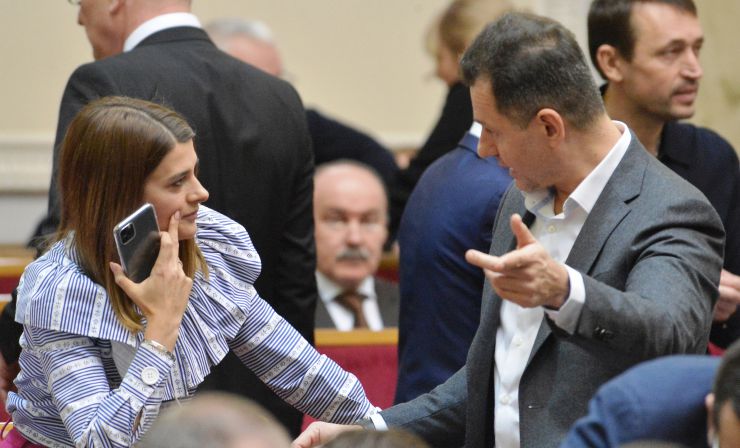 Пленарне засідання Верховної Ради України.

Народні депутати продовжують розглядати правок до законопроекту про внесення змін до деяких законодавчих актів України щодо обігу земель сільськогосподарського призначення №2178-10.
Ларіса Білозір ЗА Тарас Батенко ЗА
