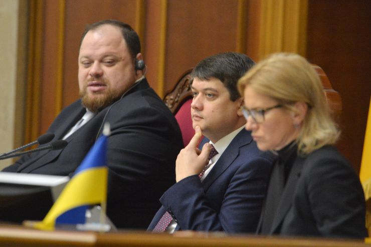 Пленарне засідання Верховної Ради України.

Народні депутати продовжують розглядати правок до законопроекту про внесення змін до деяких законодавчих актів України щодо обігу земель сільськогосподарського призначення №2178-10.
Стефанчук, Разумков, Кондратюк
