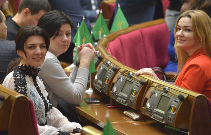 Пленарне засідання Верховної Ради України.

Народні депутати продовжують розглядати правок до законопроекту про внесення змін до деяких законодавчих актів України щодо обігу земель сільськогосподарського призначення №2178-10.
Олена Копанчук Вікторія Вагнєр Олена Мошинець СН
