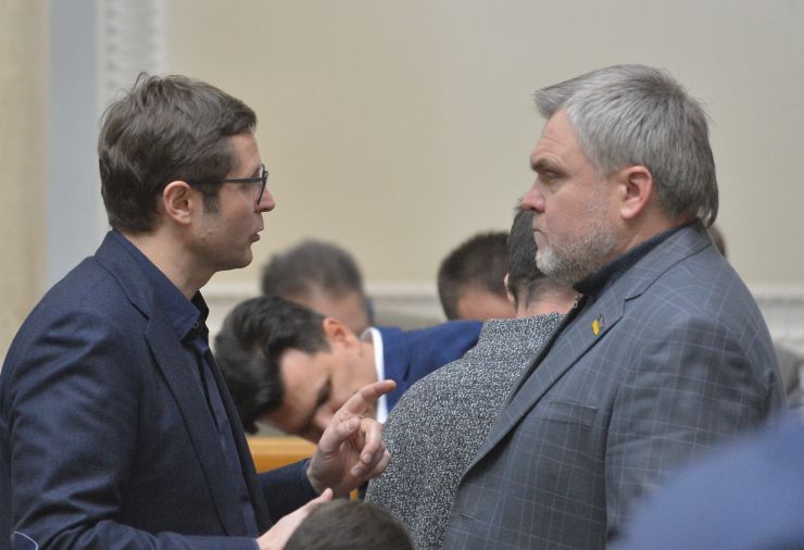 Пленарне засідання Верховної Ради України.

Народні депутати продовжують розглядати правок до законопроекту про внесення змін до деяких законодавчих актів України щодо обігу земель сільськогосподарського призначення №2178-10.
Андрій Холодов СН Олександр Ковальчук СН

