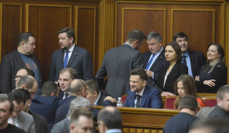 Пленарне засідання Верховної Ради України. Після реєстрації народних депутатів головуючий відкрив ранкове пленарне засідання. Він повідомив, що у пленарному засіданні беруть участь члени Кабінету Міністрів на чолі з Прем’єр-міністром Олексієм Гончаруком.
Головуючий нагадав, що на Погоджувальній раді було узгоджено, що у п’ятницю «годину запитань до Уряду» буде замінено на Звіт Уряду.
Про хід і результати виконання Програми діяльності Кабінету Міністрів України у 2019 році доповів Прем’єр-міністр України Олексій Гончарук.
Зі співдоповіддю виступив Голова Комітету з питань економічного розвитку Дмитро Наталуха.
