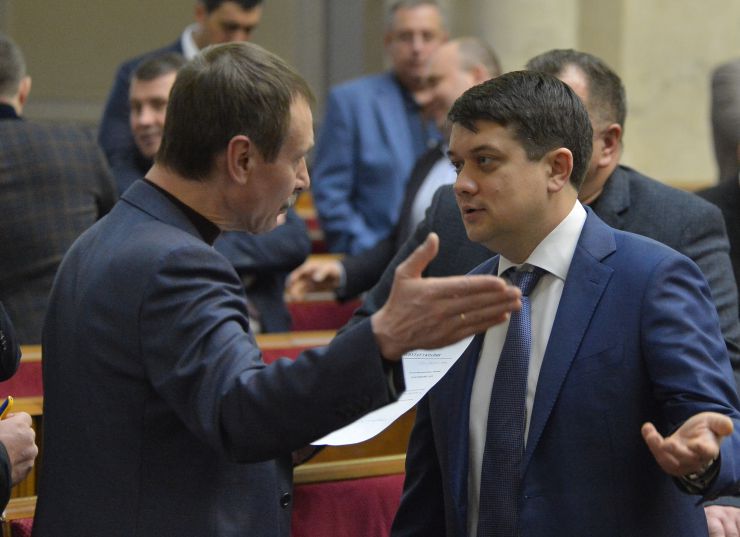 Пленарне засідання Верховної Ради України. Після реєстрації народних депутатів головуючий відкрив ранкове пленарне засідання. Він повідомив, що у пленарному засіданні беруть участь члени Кабінету Міністрів на чолі з Прем’єр-міністром Олексієм Гончаруком.
Головуючий нагадав, що на Погоджувальній раді було узгоджено, що у п’ятницю «годину запитань до Уряду» буде замінено на Звіт Уряду.
Про хід і результати виконання Програми діяльності Кабінету Міністрів України у 2019 році доповів Прем’єр-міністр України Олексій Гончарук.
Зі співдоповіддю виступив Голова Комітету з питань економічного розвитку Дмитро Наталуха.
Михайло Папієв ОП Дмитро Разумков 
