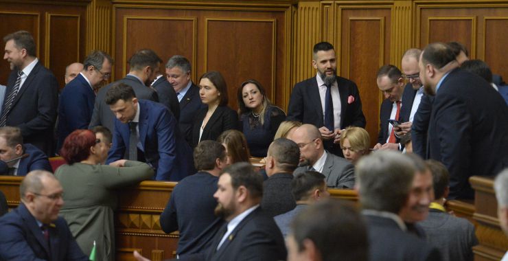 Пленарне засідання Верховної Ради України. Після реєстрації народних депутатів головуючий відкрив ранкове пленарне засідання. Він повідомив, що у пленарному засіданні беруть участь члени Кабінету Міністрів на чолі з Прем’єр-міністром Олексієм Гончаруком.
Головуючий нагадав, що на Погоджувальній раді було узгоджено, що у п’ятницю «годину запитань до Уряду» буде замінено на Звіт Уряду.
Про хід і результати виконання Програми діяльності Кабінету Міністрів України у 2019 році доповів Прем’єр-міністр України Олексій Гончарук.
Зі співдоповіддю виступив Голова Комітету з питань економічного розвитку Дмитро Наталуха.
