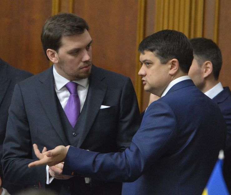 Пленарне засідання Верховної Ради України. Після реєстрації народних депутатів головуючий відкрив ранкове пленарне засідання. Він повідомив, що у пленарному засіданні беруть участь члени Кабінету Міністрів на чолі з Прем’єр-міністром Олексієм Гончаруком.
Головуючий нагадав, що на Погоджувальній раді було узгоджено, що у п’ятницю «годину запитань до Уряду» буде замінено на Звіт Уряду.
Про хід і результати виконання Програми діяльності Кабінету Міністрів України у 2019 році доповів Прем’єр-міністр України Олексій Гончарук.
Зі співдоповіддю виступив Голова Комітету з питань економічного розвитку Дмитро Наталуха.
Прем’єр-міністр України Олексій Гончарук Дмитро Разумков 
