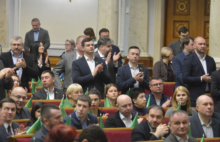 Пленарне засідання Верховної Ради України. Після реєстрації народних депутатів головуючий відкрив ранкове пленарне засідання. Він повідомив, що у пленарному засіданні беруть участь члени Кабінету Міністрів на чолі з Прем’єр-міністром Олексієм Гончаруком.
Головуючий нагадав, що на Погоджувальній раді було узгоджено, що у п’ятницю «годину запитань до Уряду» буде замінено на Звіт Уряду.
Про хід і результати виконання Програми діяльності Кабінету Міністрів України у 2019 році доповів Прем’єр-міністр України Олексій Гончарук.
Зі співдоповіддю виступив Голова Комітету з питань економічного розвитку Дмитро Наталуха.
