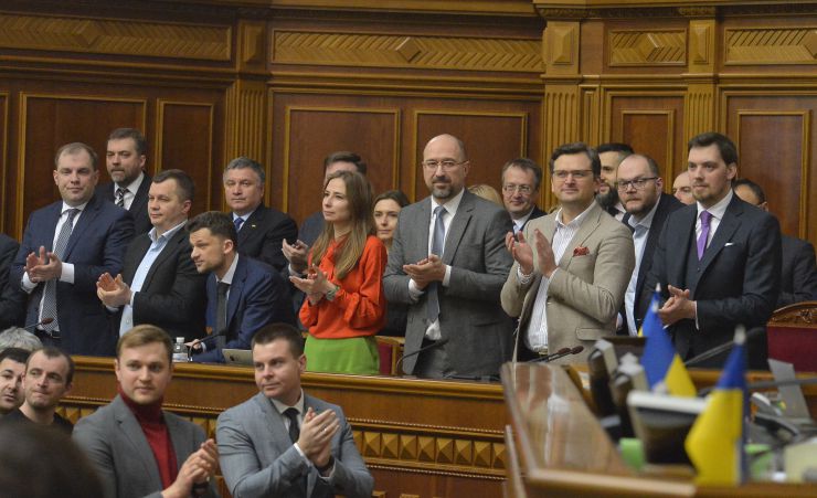 Пленарне засідання Верховної Ради України. Після реєстрації народних депутатів головуючий відкрив ранкове пленарне засідання. Він повідомив, що у пленарному засіданні беруть участь члени Кабінету Міністрів на чолі з Прем’єр-міністром Олексієм Гончаруком.
Головуючий нагадав, що на Погоджувальній раді було узгоджено, що у п’ятницю «годину запитань до Уряду» буде замінено на Звіт Уряду.
Про хід і результати виконання Програми діяльності Кабінету Міністрів України у 2019 році доповів Прем’єр-міністр України Олексій Гончарук.
Зі співдоповіддю виступив Голова Комітету з питань економічного розвитку Дмитро Наталуха.
Прем’єр-міністр України Олексій Гончарук
