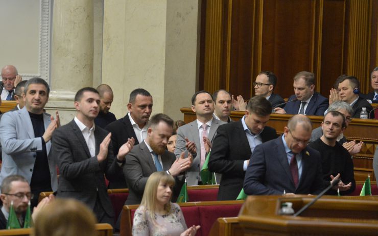 Пленарне засідання Верховної Ради України. Після реєстрації народних депутатів головуючий відкрив ранкове пленарне засідання. Він повідомив, що у пленарному засіданні беруть участь члени Кабінету Міністрів на чолі з Прем’єр-міністром Олексієм Гончаруком.
Головуючий нагадав, що на Погоджувальній раді було узгоджено, що у п’ятницю «годину запитань до Уряду» буде замінено на Звіт Уряду.
Про хід і результати виконання Програми діяльності Кабінету Міністрів України у 2019 році доповів Прем’єр-міністр України Олексій Гончарук.
Зі співдоповіддю виступив Голова Комітету з питань економічного розвитку Дмитро Наталуха.
