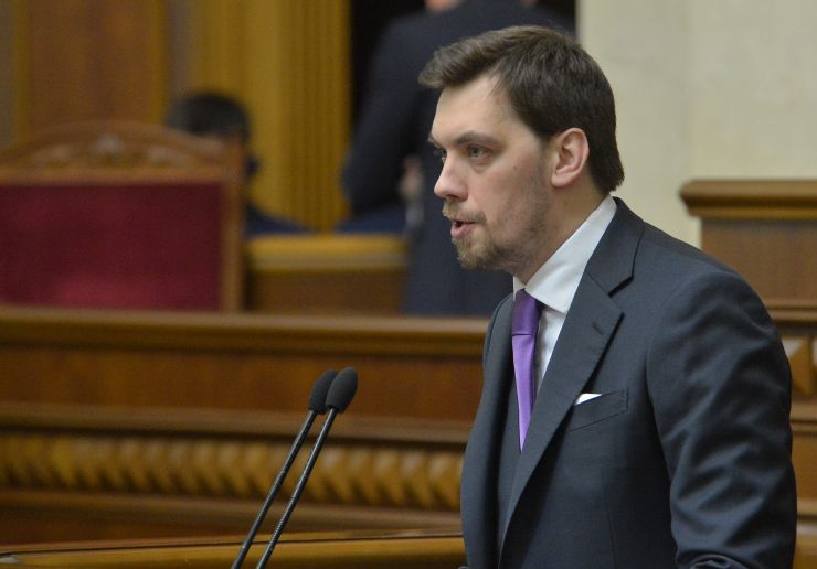 Пленарне засідання Верховної Ради України. Після реєстрації народних депутатів головуючий відкрив ранкове пленарне засідання. Він повідомив, що у пленарному засіданні беруть участь члени Кабінету Міністрів на чолі з Прем’єр-міністром Олексієм Гончаруком.
Головуючий нагадав, що на Погоджувальній раді було узгоджено, що у п’ятницю «годину запитань до Уряду» буде замінено на Звіт Уряду.
Про хід і результати виконання Програми діяльності Кабінету Міністрів України у 2019 році доповів Прем’єр-міністр України Олексій Гончарук.
Зі співдоповіддю виступив Голова Комітету з питань економічного розвитку Дмитро Наталуха.
Прем’єр-міністр України Олексій Гончарук
