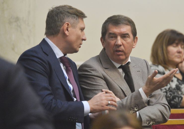 Пленарне засідання Верховної Ради України. Після реєстрації народних депутатів головуючий відкрив ранкове пленарне засідання. Він повідомив, що у пленарному засіданні беруть участь члени Кабінету Міністрів на чолі з Прем’єр-міністром Олексієм Гончаруком.
Головуючий нагадав, що на Погоджувальній раді було узгоджено, що у п’ятницю «годину запитань до Уряду» буде замінено на Звіт Уряду.
Про хід і результати виконання Програми діяльності Кабінету Міністрів України у 2019 році доповів Прем’єр-міністр України Олексій Гончарук.
Зі співдоповіддю виступив Голова Комітету з питань економічного розвитку Дмитро Наталуха.
Сергій Шахов Олег Кулініч Довіра
