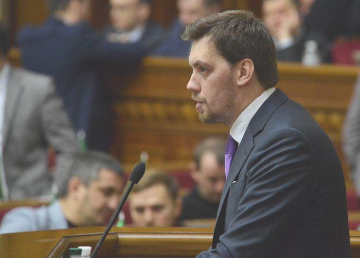 Пленарне засідання Верховної Ради України. Після реєстрації народних депутатів головуючий відкрив ранкове пленарне засідання. Він повідомив, що у пленарному засіданні беруть участь члени Кабінету Міністрів на чолі з Прем’єр-міністром Олексієм Гончаруком.
Головуючий нагадав, що на Погоджувальній раді було узгоджено, що у п’ятницю «годину запитань до Уряду» буде замінено на Звіт Уряду.
Про хід і результати виконання Програми діяльності Кабінету Міністрів України у 2019 році доповів Прем’єр-міністр України Олексій Гончарук.
Зі співдоповіддю виступив Голова Комітету з питань економічного розвитку Дмитро Наталуха.
Прем’єр-міністр України Олексій Гончарук
