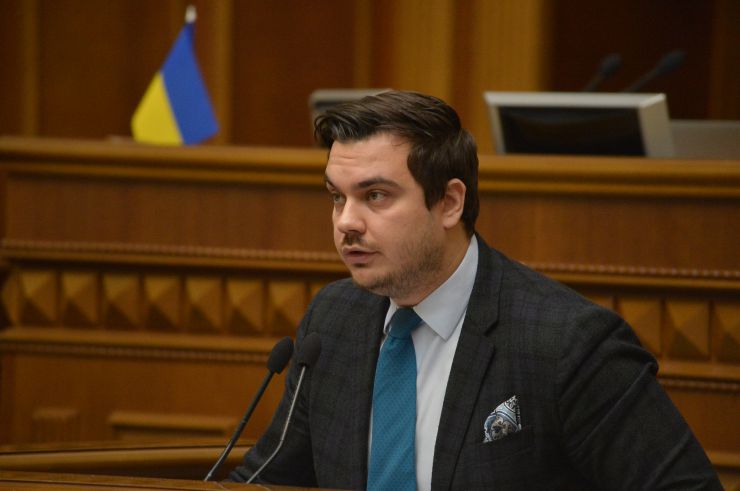 Пленарне засідання Верховної Ради України. Після реєстрації народних депутатів головуючий відкрив ранкове пленарне засідання. Він повідомив, що у пленарному засіданні беруть участь члени Кабінету Міністрів на чолі з Прем’єр-міністром Олексієм Гончаруком.
Головуючий нагадав, що на Погоджувальній раді було узгоджено, що у п’ятницю «годину запитань до Уряду» буде замінено на Звіт Уряду.
Про хід і результати виконання Програми діяльності Кабінету Міністрів України у 2019 році доповів Прем’єр-міністр України Олексій Гончарук.
Зі співдоповіддю виступив Голова Комітету з питань економічного розвитку Дмитро Наталуха (на знімку).
