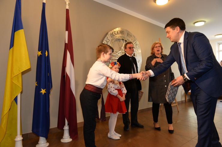 Офіційний візит Голови Верховної Ради України Дмитра Разумкова в Латвію.
Рига. Відвідання Голови Верховної Ради України Дмитра Разумкова Ризької Української середньої школи
