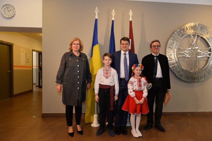 Офіційний візит Голови Верховної Ради України Дмитра Разумкова в Латвію.
Рига. Відвідання Голови Верховної Ради України Дмитра Разумкова Ризької Української середньої школи. Директор школи Лідія Кравченко и посол Украины в Латвии

