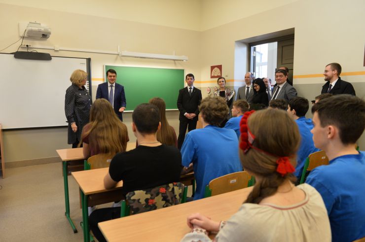Офіційний візит Голови Верховної Ради України Дмитра Разумкова в Латвію.
Рига. Відвідання Голови Верховної Ради України Дмитра Разумкова Ризької Української середньої школи
