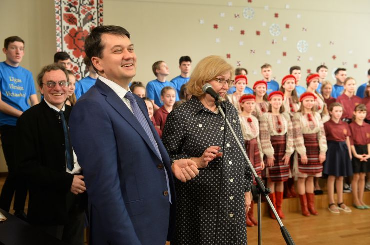 Офіційний візит Голови Верховної Ради України Дмитра Разумкова в Латвію.
Рига. Відвідання Голови Верховної Ради України Дмитра Разумкова Ризької Української середньої школи

