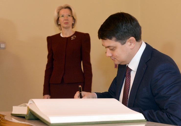Офіційний візит Голови Верховної Ради України Дмитра Разумкова в Латвію.

Голова Верховної Ради України Дмитро Разумков зустрівся з Кріш'янісом Каріньшем, Прем’єр-міністром Латвії
