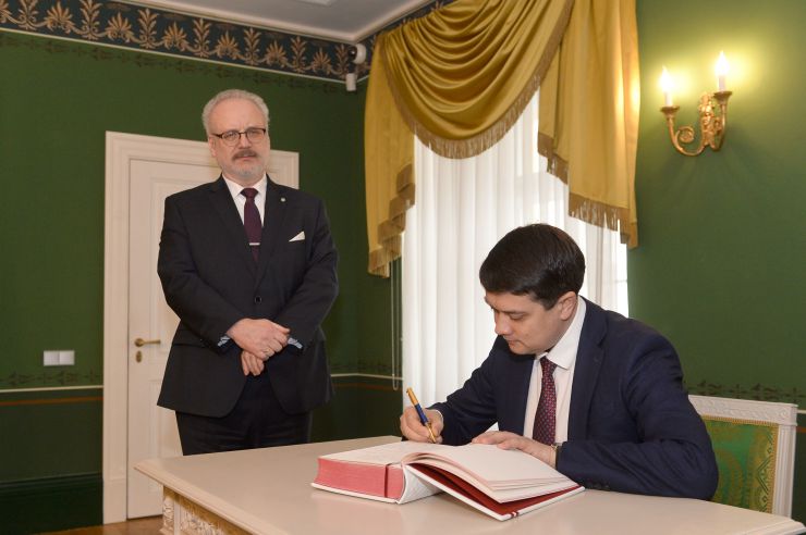 Офіційний візит Голови Верховної Ради України Дмитра Разумкова в Латвію.

Голова Верховної Ради України Дмитро Разумков зустрівся з  Егілсом Левітсом, Президентом Латвії
