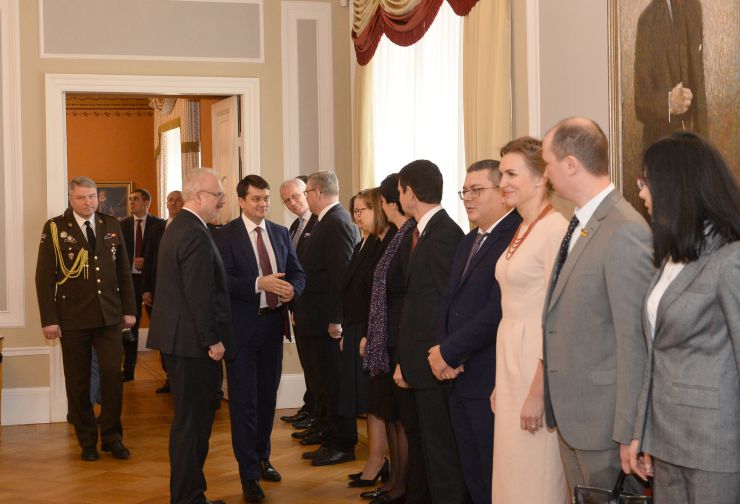 Офіційний візит Голови Верховної Ради України Дмитра Разумкова в Латвію.

Голова Верховної Ради України Дмитро Разумков зустрівся з  Егілсом Левітсом, Президентом Латвії
