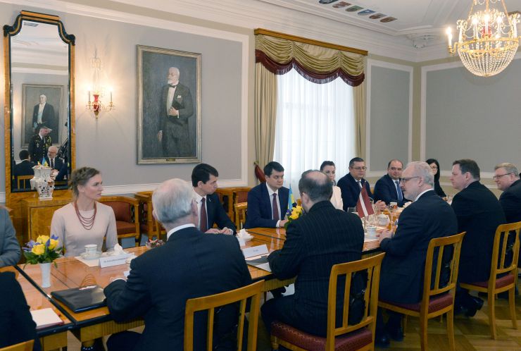 Офіційний візит Голови Верховної Ради України Дмитра Разумкова в Латвію.

Голова Верховної Ради України Дмитро Разумков зустрівся з  Егілсом Левітсом, Президентом Латвії
