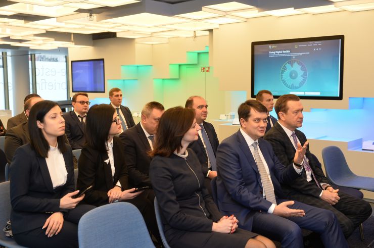 Офіційний візит Голови Верховної Ради України Дмитра Разумкова в Естонію (Таллінн).

Ознайомлення Голови Верховної Ради України Дмитра Разумкова з системою електронного адміністрування виставкового павільйону Естонського центру систем електронного адміністрування E-Estonia.  

