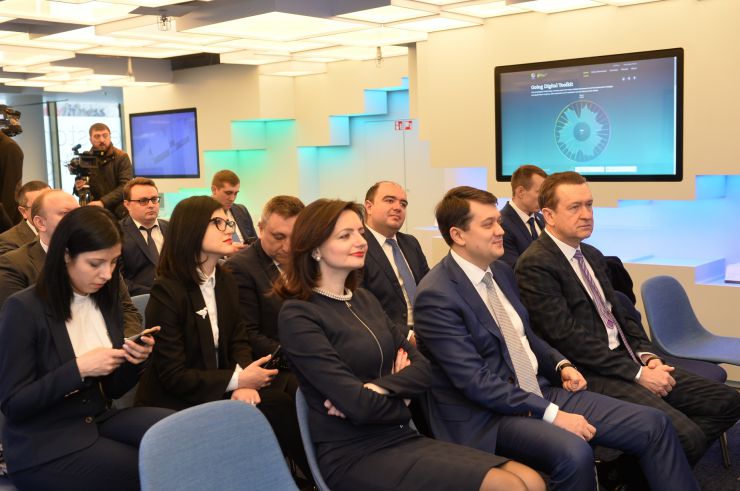 Офіційний візит Голови Верховної Ради України Дмитра Разумкова в Естонію (Таллінн).

Ознайомлення Голови Верховної Ради України Дмитра Разумкова з системою електронного адміністрування виставкового павільйону Естонського центру систем електронного адміністрування E-Estonia.  
