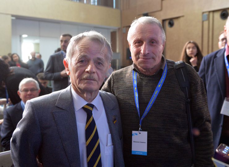 День спротиву російській окупації Криму відзначають у Києві проведенням форуму Age of Crimea. До заходу долучилися президент України Володимир Зеленський і представники Меджлісу, зокрема, нардеп Мустафа Джемілєв. 
Шість років тому, 26 лютого 2014 року, під будівлею Верховної Ради Криму відбувся проукраїнський мітинг за збереження територіальної цілісності країни. Після цього міжнародні організації визнали російську окупацію Криму незаконною, а провідні держави світу запровадили економічні санкції проти РФ. 
Під час свого виступу Зеленський заявив, що сьогодні підпише указ про встановлення офіційного свята — Дня спротиву окупації Автономної республіки Крим та міста Севастополя, що відзначатиметься щорічно 26 лютого.
Мустафа Джемілєв і недавно звільнений з полону кримський журналіст Микола Семена 
