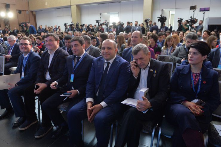 День спротиву російській окупації Криму відзначають у Києві проведенням форуму Age of Crimea. До заходу долучилися президент України Володимир Зеленський і представники Меджлісу, зокрема, нардеп Мустафа Джемілєв. 
Шість років тому, 26 лютого 2014 року, під будівлею Верховної Ради Криму відбувся проукраїнський мітинг за збереження територіальної цілісності країни. Після цього міжнародні організації визнали російську окупацію Криму незаконною, а провідні держави світу запровадили економічні санкції проти РФ. 
Під час свого виступу Зеленський заявив, що сьогодні підпише указ про встановлення офіційного свята — Дня спротиву окупації Автономної республіки Крим та міста Севастополя, що відзначатиметься щорічно 26 лютого. 
