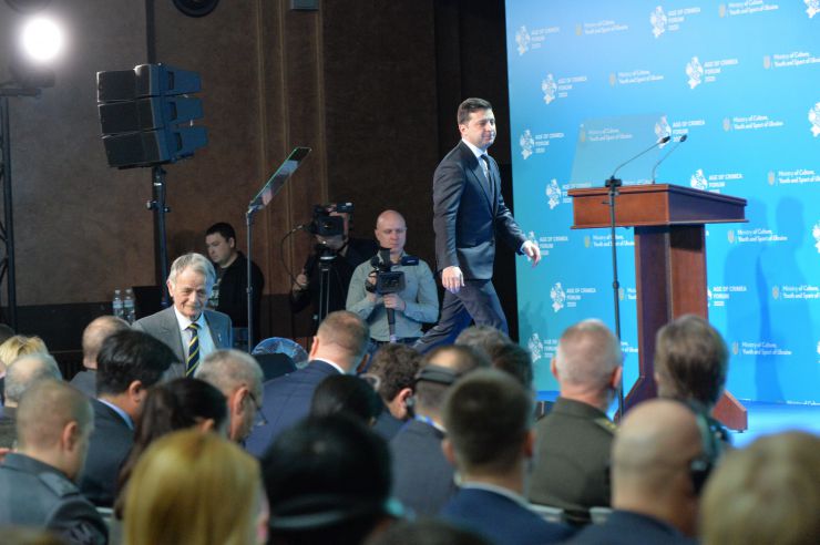 День спротиву російській окупації Криму відзначають у Києві проведенням форуму Age of Crimea. До заходу долучилися президент України Володимир Зеленський і представники Меджлісу, зокрема, нардеп Мустафа Джемілєв. 
Шість років тому, 26 лютого 2014 року, під будівлею Верховної Ради Криму відбувся проукраїнський мітинг за збереження територіальної цілісності країни. Після цього міжнародні організації визнали російську окупацію Криму незаконною, а провідні держави світу запровадили економічні санкції проти РФ. 
Під час свого виступу Зеленський заявив, що сьогодні підпише указ про встановлення офіційного свята — Дня спротиву окупації Автономної республіки Крим та міста Севастополя, що відзначатиметься щорічно 26 лютого. 
Президент України Володимир Зеленський
