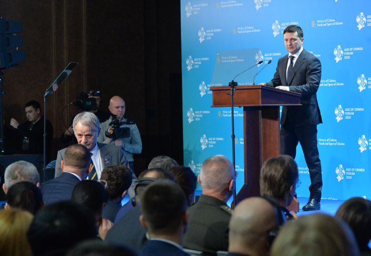 День спротиву російській окупації Криму відзначають у Києві проведенням форуму Age of Crimea. До заходу долучилися президент України Володимир Зеленський і представники Меджлісу, зокрема, нардеп Мустафа Джемілєв. 
Шість років тому, 26 лютого 2014 року, під будівлею Верховної Ради Криму відбувся проукраїнський мітинг за збереження територіальної цілісності країни. Після цього міжнародні організації визнали російську окупацію Криму незаконною, а провідні держави світу запровадили економічні санкції проти РФ. 
Під час свого виступу Зеленський заявив, що сьогодні підпише указ про встановлення офіційного свята — Дня спротиву окупації Автономної республіки Крим та міста Севастополя, що відзначатиметься щорічно 26 лютого. 
Президент України Володимир Зеленський
