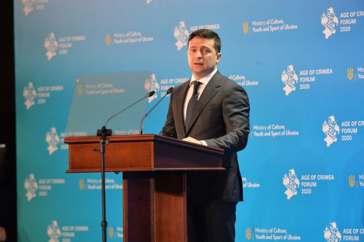 День спротиву російській окупації Криму відзначають у Києві проведенням форуму Age of Crimea. До заходу долучилися президент України Володимир Зеленський і представники Меджлісу, зокрема, нардеп Мустафа Джемілєв. 
Шість років тому, 26 лютого 2014 року, під будівлею Верховної Ради Криму відбувся проукраїнський мітинг за збереження територіальної цілісності країни. Після цього міжнародні організації визнали російську окупацію Криму незаконною, а провідні держави світу запровадили економічні санкції проти РФ. 
Під час свого виступу Зеленський заявив, що сьогодні підпише указ про встановлення офіційного свята — Дня спротиву окупації Автономної республіки Крим та міста Севастополя, що відзначатиметься щорічно 26 лютого. 
Президент України Володимир Зеленський
