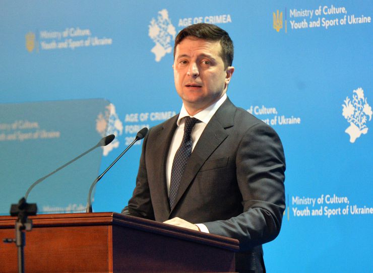 День спротиву російській окупації Криму відзначають у Києві проведенням форуму Age of Crimea. До заходу долучилися президент України Володимир Зеленський і представники Меджлісу, зокрема, нардеп Мустафа Джемілєв. 
Шість років тому, 26 лютого 2014 року, під будівлею Верховної Ради Криму відбувся проукраїнський мітинг за збереження територіальної цілісності країни. Після цього міжнародні організації визнали російську окупацію Криму незаконною, а провідні держави світу запровадили економічні санкції проти РФ. 
Під час свого виступу Зеленський заявив, що сьогодні підпише указ про встановлення офіційного свята — Дня спротиву окупації Автономної республіки Крим та міста Севастополя, що відзначатиметься щорічно 26 лютого. 
Президент України Володимир Зеленський

